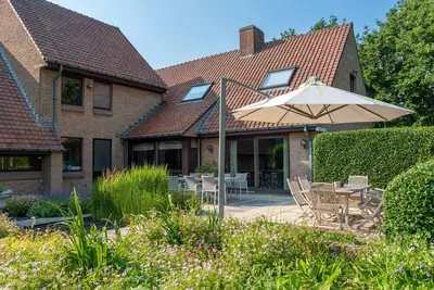 Image de Beautiful vacation villa with large landscaped garden