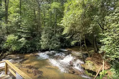 Image de Waterfall Retreat! -Riverfront 2-bedroom\/ 2 Bath-Kitchen-Near Tallulah Gorge