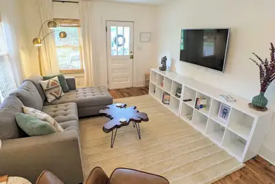 Image de Cozy Bungalow Near Downtown w\/HotTub, Feat on Hgtv