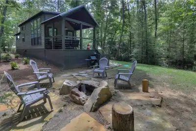 Nesthaven: A cozy boho-chic tiny home with a deck, fire pit, & nearby waterfall