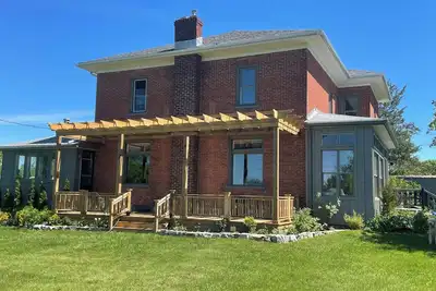 Image de Escape to the country in this recently renovated 6 bedroom farmhouse!