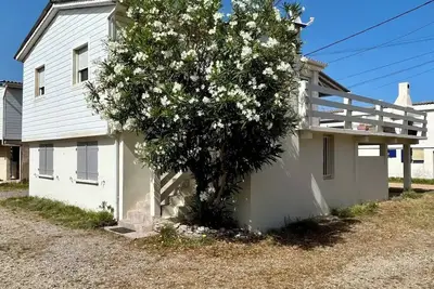 Image de Grand chalet équipé à Gruissan Plage pour 6, 150 mètres de la plage. Wifi fibre.