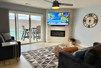 Image de Lakefront Parkview Bay Condo/Amazing Views/Boat Slip
