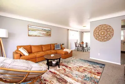 Image de Entire 3 bed home in Maple Heights w ac
