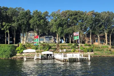 Image de West Lake - 118 ft lakefront on Egralharve Point with boat hoist