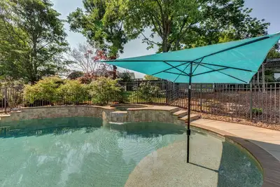 Image de Spacious Oasis with heated pool/spa, covered patio, office & near Lake Norman