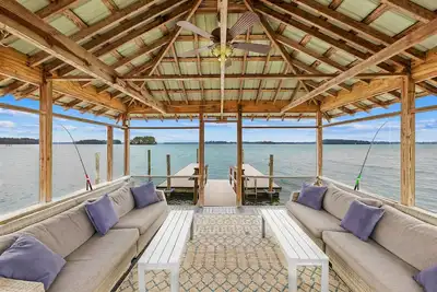 Image de Covered Dock, King Suite, Modern Design, & Kayaks