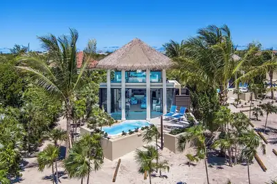 Image de Romantic Getaway, Lowest Density on the Island, Stand Alone Bungalows!