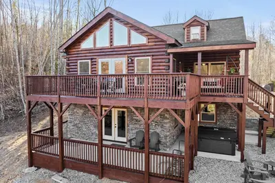 Image de Private lakefront cabin with mountain views/hot tub/firepit/game room/hiking/etc