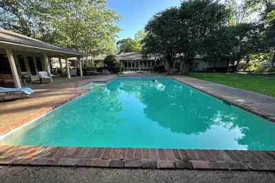 Image de 5 Star Living in the BirthPlace of the blues! 6 Br, 2 Ba, Pool, Gym, Sauna