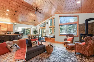 Image de Hot Tub, Game Area, Open Floor Plan, Large Kitchen