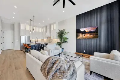 New Upscale Retreat Downtown Dunedin w/ Balcony! Sleeps 4