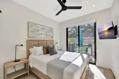 Chic Stay #2 Fenced Yard & Grill 2 blocks to Main St Downtown Dunedin