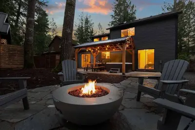 Image de Alpine Retreat ~ Hot Tub, Fire Pit & Game Room