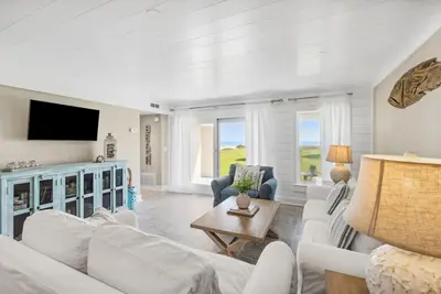 Image de Oceanfront | Pet Friendly| Ground Floor Sailmaker| Beautifully Furnished | Purchasable Summer Beach Club Access