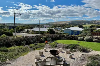 Image de Beautiful home 150m to Boomer Beach with views to the hills, sleeps 8.