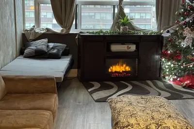 Image de Sophisticated short term getaway. Clean modern feel, sleek décor, and cozy feel