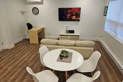Image de Cozy Renovated Apartment in Pointe-Claire with Ac, WiFi, Parking, Washer & Dryer