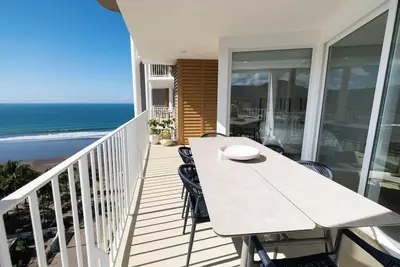 Image de Stylish 2-Br Oceanfront Condo with Panoramic Views
