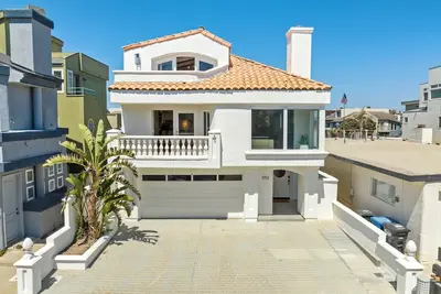 Image de 5 beds 4 Bedroom 5 bath New Seaside Oasis  pool/ping pong table