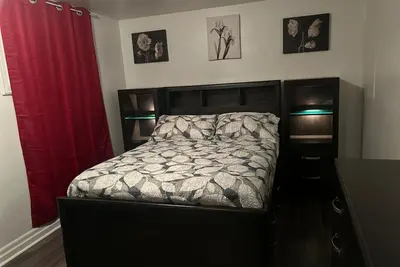 Image de Luxurious Bedroom with Queen Bed & Full Bath. \n