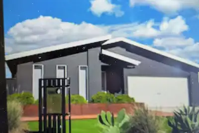 Image de On the Park. 4 Bedroom Home. Metres from parks and shopping centre.