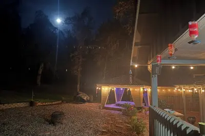 Image de Cozy 2 bedroom cottage, a romantic retreat for the holidays, a skiers paradise!