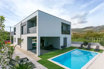 Image de Maison pour la famille avec la piscine Kastel Stafilic, Kastela (K-23486)