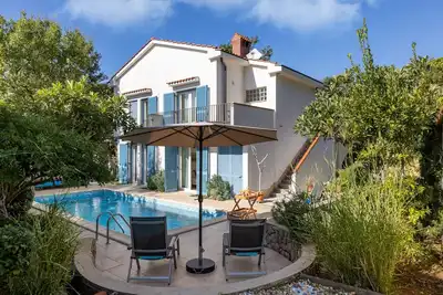 Image de Appartement de deux chambres avec la terrasse Njivice, Krk (A-23547-a)