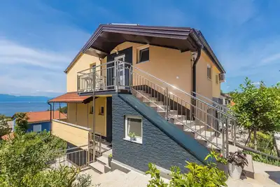 Image de Appartement de deux chambres avec la terrasse et la vue sur le mer Njivice, Krk (A-23575-a)