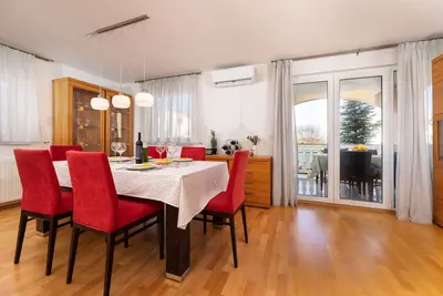 Image de Appartement de deux chambres avec la terrasse Njivice, Krk (A-23632-a)