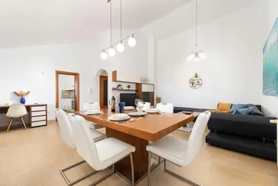 Image de Appartement de deux chambres avec la terrasse Njivice, Krk (A-23632-b)