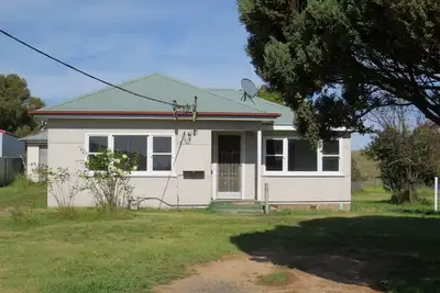 Image de Humble family or workers accommodation. 5 min walk to town.