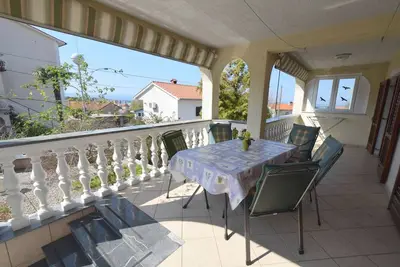 Image de Appartement de deux chambres avec la terrasse Malinska, Krk (A-20417-b)