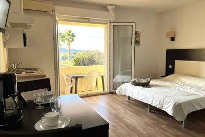 Image de Studio climatisé avec piscine à Saint-Florent, proche plage