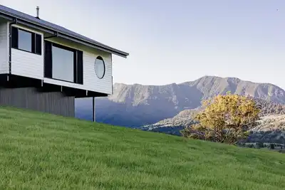 Image de Modern off-grid getaway with spectacular views & outdoor bath. Pet friendly!