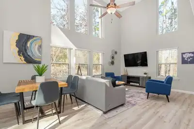 Image de Twelve Lakes Villa #1 - Near Lake - Brand New Home