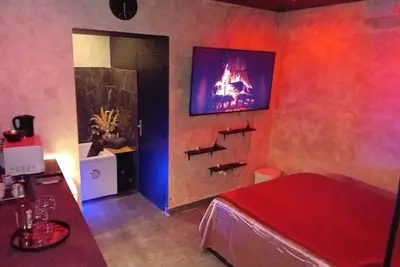 Image de Cocon d'amour insolite avec jacuzzi en pleine ville love room nuit incroyable