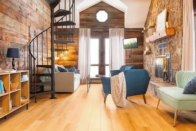 Image de Dog friendly, 3-bedroom cabin with hot tub, king bed and firepit in Oakland
