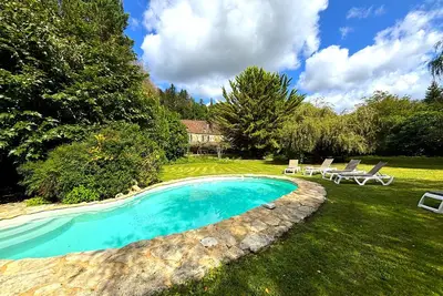 Image de Cottage avec piscine et immense jardin à proximité de toutes les commodités