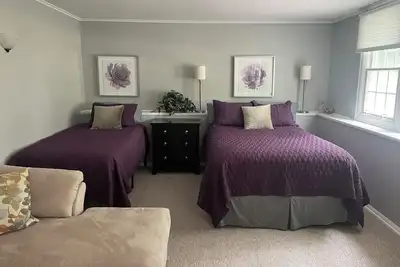 Image de Comfy cozy studio suite in charming Orchard Park