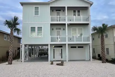 Image de “Tucked Inn” is a Charming New 4 bedroom house in lovely Holden Beach Nc!