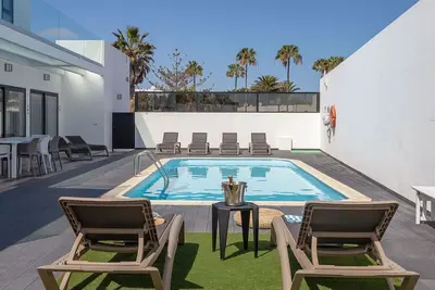 Image de Stylish 4-Bed Villa With Private Pool & Bbq