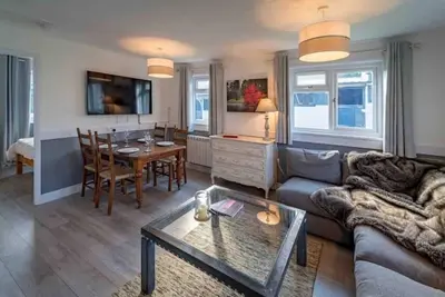 Image de Cedar Cabin Overlooking Bedgebury Forest\n\n