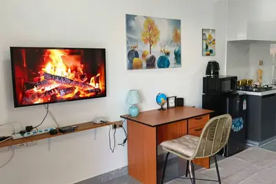 Image de studio with magnificent view of the city and vegetation