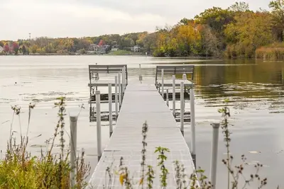 Image de Large Petite Lake 4/4 Lakehouse Retreat with Hot Tub and Private Boat Pier