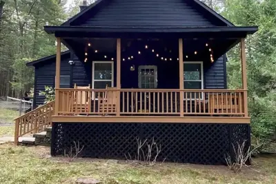 Image de Cozy all season cabin w\/ private boathouse & dock!
