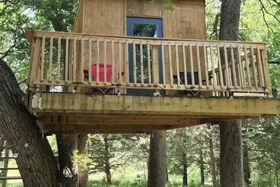 Image de Treehouse on the Creek in Sherman Tx. W\/ Heat & A\/C. A Country getaway! !