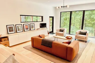 Image de Stockbridge Snug- cabin luxury just steps to lake!
