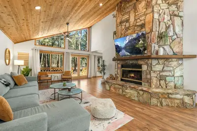 Image de Pinewood Lodge / Backs to Forest / Near Downtown!